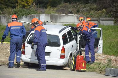 Deponie Weisser Stein: Drei Jugendfeuerwehren und das Jugendrotkreuz ueben gemeinsam